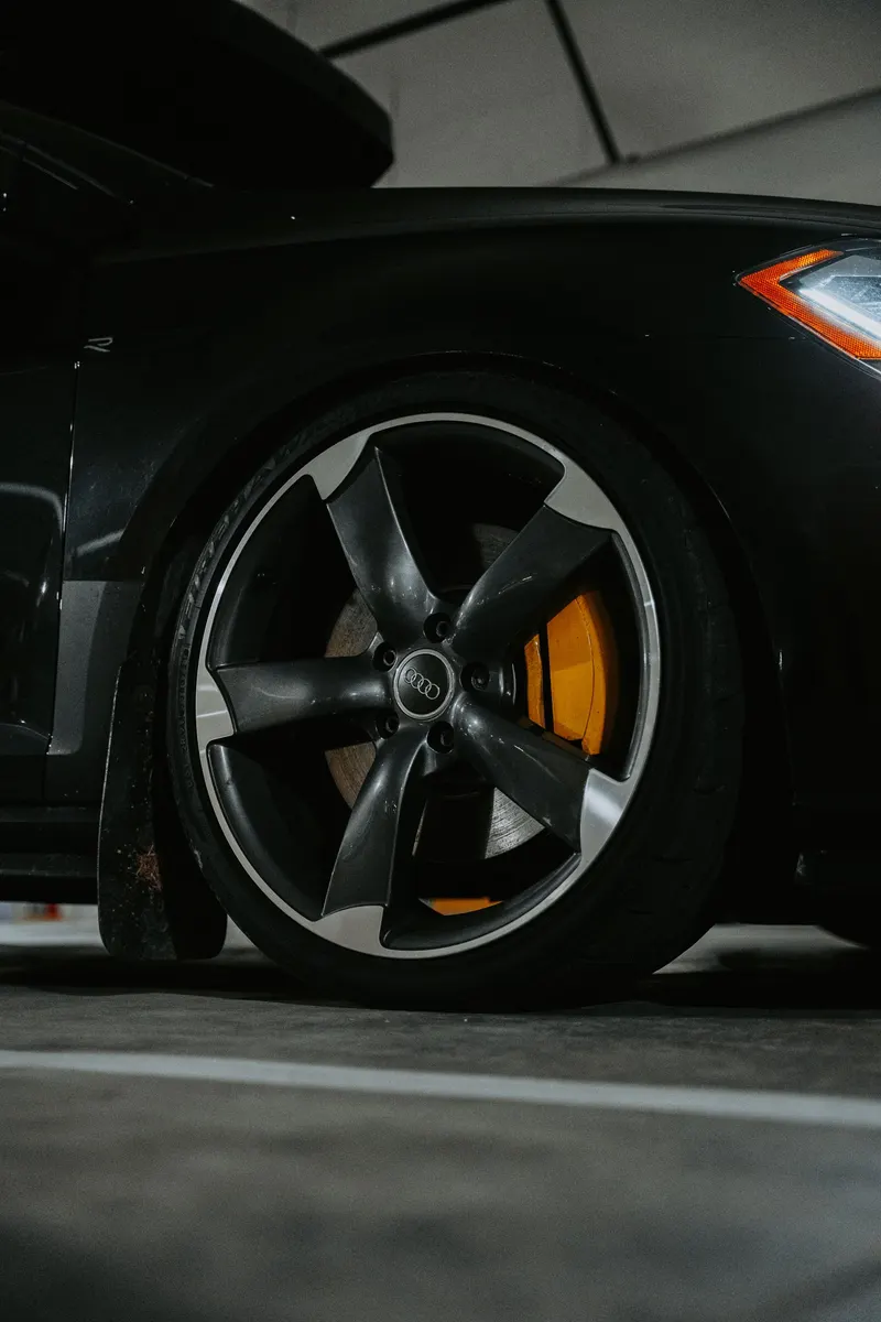 Front wheel and suspension of a car in a shop